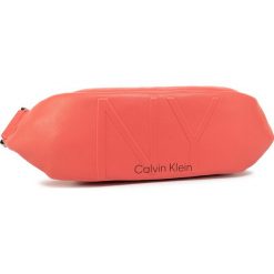 Saszetka nerka CALVIN KLEIN - Ny Shaped Waistbag Md K60K606494 XA4. Pomarańczowe nerki damskie Calvin Klein, bez wzorów, ze skóry ekologicznej, młodzieżowe, bez dodatków. W wyprzedaży za 319,00 zł.