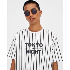 Koszulka w pionowe paski „Tokyo Night”. Białe koszulki męskie Pull&Bear, m, w paski, bez kołnierzyka, z krótkim rękawem, krótkie. Za 59,90 zł.