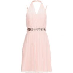 Sukienka z aplikacją ze sztrasów bonprix różowy. Różowe sukienki damskie bonprix, z aplikacjami, eleganckie, bez kołnierzyka, bez rękawów. Za 149,99 zł.