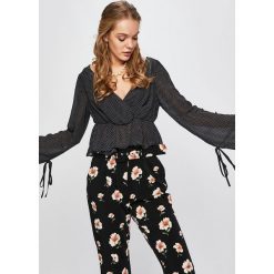 Glamorous - Bluzka. Czarne bluzki damskie marki Glamorous, na co dzień, s, bez wzorów, z poliesteru, casualowe, bez kołnierzyka, bez rękawów. Za 149,90 zł.