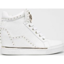 Guess Jeans - Buty. Białe buty sportowe damskie Guess Jeans, z aplikacjami, z jeansu, sportowe. W wyprzedaży za 549,90 zł.