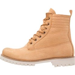 Blackstone Botki sznurowane beige. Brązowe buty zimowe damskie marki Blackstone. W wyprzedaży za 377,55 zł.