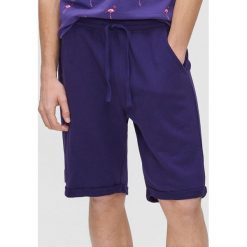 Dresowe szorty basic - Fioletowy. Fioletowe spodenki i szorty męskie Cropp, s, bez wzorów, z dresówki. Za 39,99 zł.