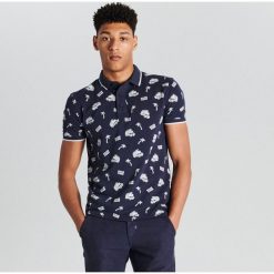 Koszulka polo all over - Granatowy. Niebieskie koszulki męskie Cropp, s, bez wzorów, bez rękawów. Za 59,99 zł.