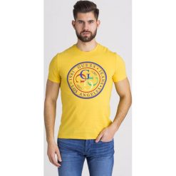 T-SHIRT G-STAMP Guess. Żółte t-shirty męskie Guess, s, z nadrukiem, z elastanu, z okrągłym kołnierzem. Za 118,30 zł.