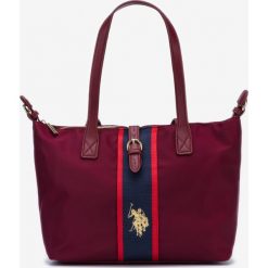 U.S. Polo Assn Patterson Medium Torebka Czerwony. Czerwone torebki klasyczne damskie U.S. Polo Assn., w paski, z materiału, bez dodatków. Za 343,95 zł.