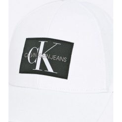 Calvin Klein Jeans - Czapka. Białe czapki damskie marki Calvin Klein Jeans, z bawełny. W wyprzedaży za 119,90 zł.