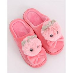 Kapcie damskie brudny róż DD112 PINK. Różowe kapcie damskie obuwie damskie, bez wzorów, z gumy, bez obcasa. Za 69,99 zł.