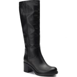 Kozaki LASOCKI SM-7460. Kozaki damskie Lasocki, bez obcasa, bez zapięcia. Za 429,99 zł.
