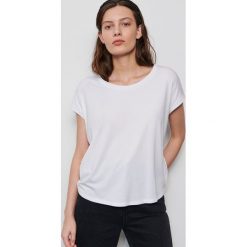 T-shirt basic - Biały. Białe t-shirty damskie Reserved, xl, bez wzorów, bez kołnierzyka. W wyprzedaży za 39,99 zł.