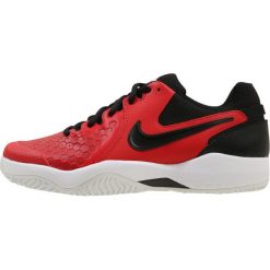 Nike Performance AIR ZOOM RESISTANCE Obuwie multicourt univ red/black/white. Czerwone buty trekkingowe męskie marki Nike Performance, ze skóry, na golfa. W wyprzedaży za 269,10 zł.