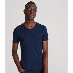 T-shirt z dekoltem V - Granatowy. Niebieskie t-shirty męskie Reserved, xl, bez wzorów, bez kołnierzyka. Za 24,99 zł.