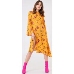 NA-KD Boho Asymetryczna sukienka z głębokim rozcięciem - Orange,Multicolor,Yellow. Żółte sukienki damskie marki NA-KD Boho, bez wzorów, z poliesteru, boho, z asymetrycznym kołnierzem, bez rękawów, midi, asymetryczne. W wyprzedaży za 20,47 zł.