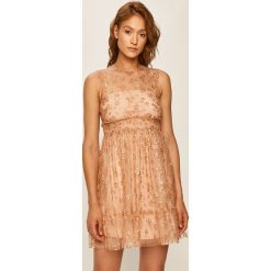 Red Valentino - Sukienka. Czerwone sukienki damskie Red Valentino, bez wzorów, z poliesteru, z okrągłym kołnierzem, bez rękawów, mini, rozkloszowane. Za 3249,00 zł.