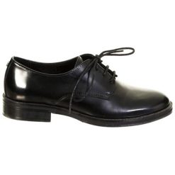 Skórzane półbuty w kolorze czarnym. Czarne półbuty damskie Guess, eleganckie. W wyprzedaży za 429,95 zł.