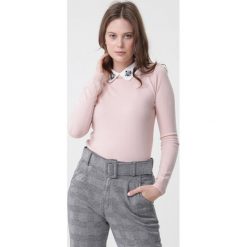 Jasnoróżowy Sweter Ryann. Różowe swetry damskie Born2be, na zimę, s, z aplikacjami, eleganckie, z długim rękawem, długie, bez kaptura. Za 79,99 zł.