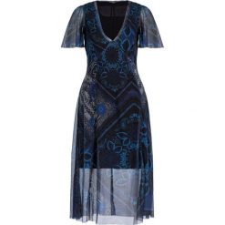 Sukienka codzienna Desigual Terry 19WWVK56. Niebieskie sukienki damskie Desigual, na co dzień, xs, bez wzorów, z elastanu, bez kołnierzyka, bez rękawów, proste. W wyprzedaży za 199,00 zł.