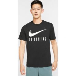 Nike Dri-FIT Koszulka Czarny. Czarne podkoszulki męskie Nike, xxl, z nadrukiem, z bawełny, bez kołnierzyka, z krótkim rękawem, krótkie. Za 111,95 zł.