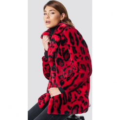 NA-KD Trend Kurtka ze sztucznym futrem Leo - Red. Czerwone bomberki damskie NA-KD Trend. Za 364,95 zł.