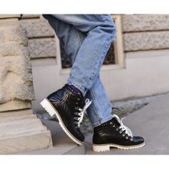 Botki - skóra naturalna - model 476 - kolor czarny zebra. Czarne botki damskie Zapato, na zimę, z jeansu, eleganckie, za kostkę, bez obcasa, na obcasie, na sznurówki. W wyprzedaży za 159,60 zł.