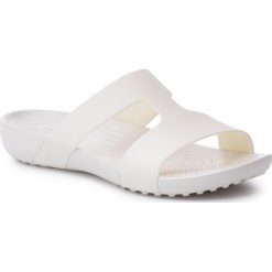 Klapki CROCS - Serena Slide W 205675 Oyster/Oyster. Białe klapki damskie Crocs, bez wzorów, z tworzywa sztucznego, bez obcasa. W wyprzedaży za 129,00 zł.