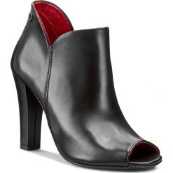 Botki CARINII - B3385 Sandro 04. Czarne botki damskie skórzane Carinii. W wyprzedaży za 199,00 zł.