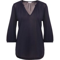 Filippa K GATHERED BLOUSE Bluzka z długim rękawem navy. Niebieskie bluzki damskie marki Filippa K, l, bez wzorów, z wiskozy, bez kołnierzyka, z długim rękawem. Za 629,00 zł.