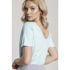 Jasnoniebieski T-shirt Sabrimisia. Niebieskie bluzki damskie Renee, s, bez wzorów, z dzianiny, klasyczne, z okrągłym kołnierzem, bez rękawów. Za 49,99 zł.