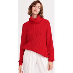 Sweter z luźnym golfem - Czerwony. Czerwone swetry damskie Reserved, s, bez wzorów, bez rękawów, bez kaptura. W wyprzedaży za 39,99 zł.