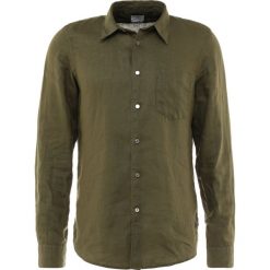 PS by Paul Smith MENS TAILORED FIT Koszula army green. Zielone koszule męskie marki PS by Paul Smith, xl, bez wzorów, ze lnu, bez kołnierzyka, bez rękawów. W wyprzedaży za 480,35 zł.