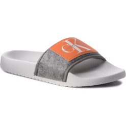 Klapki CALVIN KLEIN JEANS - Cherie RE9810 Airforce Grey. Szare klapki damskie Calvin Klein Jeans, bez wzorów, z jeansu, bez obcasa. W wyprzedaży za 129,00 zł.