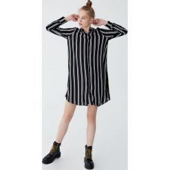 Sukienka koszulowa w paski. Czarne koszule damskie Pull&Bear, w paski, z koszulowym kołnierzykiem, z długim rękawem, długie, koszulowe. Za 89,90 zł.