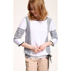 BLUZKA DŁUGI RĘKAW. Białe bluzki damskie Top Secret, z nadrukiem, boho, bez kołnierzyka, z długim rękawem. W wyprzedaży za 39,99 zł.
