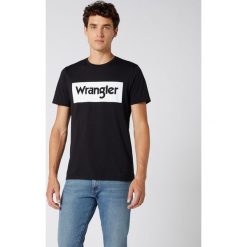 Wrangler Koszulka Czarny. Czarne podkoszulki męskie Wrangler, l, z nadrukiem, z bawełny, z krótkim rękawem. Za 85,95 zł.