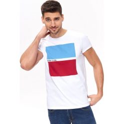 T-shirt z nadrukiem. Białe t-shirty męskie na lato, m, z nadrukiem, z bawełny, klasyczne, krótkie. W wyprzedaży za 29,99 zł.