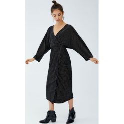 Błyszcząca sukienka wieczorowa midi. Czarne sukienki damskie koktajlowe marki Pull&Bear, midi. Za 139,00 zł.