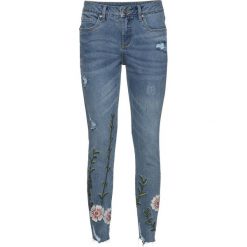 Dżinsy z haftem bonprix niebieski "bleached”. Niebieskie jeansy damskie bonprix. Za 109,99 zł.