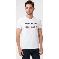 Tommy Hilfiger Koszulka Biały. Białe podkoszulki męskie TOMMY HILFIGER, m, z haftami, z bawełny, z krótkim rękawem. Za 238,95 zł.