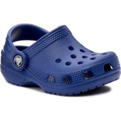 Klapki CROCS - Littles 11441 Cerulean Blue. Niebieskie sandały chłopięce Crocs, z tworzywa sztucznego, bez zapięcia. W wyprzedaży za 79,00 zł.