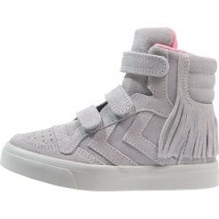 Hummel Tenisówki i Trampki wysokie alloy. Szare trampki chłopięce Hummel, z materiału. W wyprzedaży za 246,75 zł.