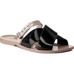 Klapki MELISSA - Diane + Jason Wu Ad 31911 Beige/Black 51485. Czarne klapki damskie Melissa, z aplikacjami, z tworzywa sztucznego, bez obcasa, na obcasie. W wyprzedaży za 149,00 zł.