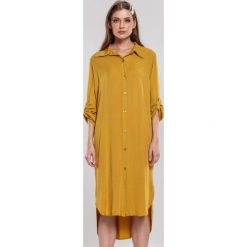 Camelowa Sukienka Acquiesce. Brązowe sukienki damskie Renee, na lato, s, bez wzorów, z tkaniny, z koszulowym kołnierzykiem, bez rękawów, koszulowe. Za 129,99 zł.