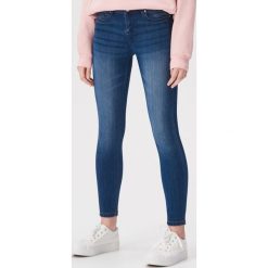 Jeansy skinny z niskim stanem - Granatowy. Niebieskie jeansy damskie Sinsay, bez wzorów, z jeansu, z obniżonym stanem. Za 59,99 zł.