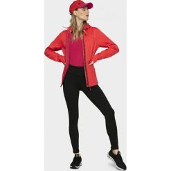 Softshell damski SFD600 - czerwony - Outhorn. Czerwone kurtki damskie Outhorn, bez wzorów, z softshellu, bez kaptura. W wyprzedaży za 89,99 zł.