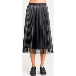 SPÓDNICA Twinset PLISOWANA. Czarne spódniczki damskie Twinset, na imprezę, w koronkowe wzory, z koronki, midi. Za 789,00 zł.
