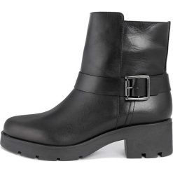 Skórzane botki w kolorze czarnym. Czarne botki damskie Bluetag, Gusto, bez obcasa, z paskami. W wyprzedaży za 307,95 zł.