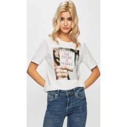 Only - Top. Białe bluzki damskie ONLY, s, z nadrukiem, z bawełny, z okrągłym kołnierzem. W wyprzedaży za 39,90 zł.