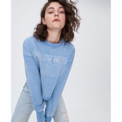 Bluza o krótkim kroju z nadrukiem -. Bluzy damskie Sinsay, s, z nadrukiem, z krótkim rękawem, krótkie, bez kaptura. W wyprzedaży za 29,99 zł.