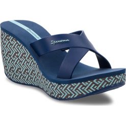 Klapki IPANEMA - Lipstick Straps IV Fem 82288 Blue 21119. Niebieskie klapki damskie marki Ipanema, bez wzorów, z tworzywa sztucznego, bez obcasa, na obcasie. W wyprzedaży za 119,00 zł.