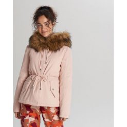 Parka z miękkim futrem przy kapturze - Różowy. Różowe parki damskie Cropp, s, bez wzorów, bez kaptura. W wyprzedaży za 99,99 zł.